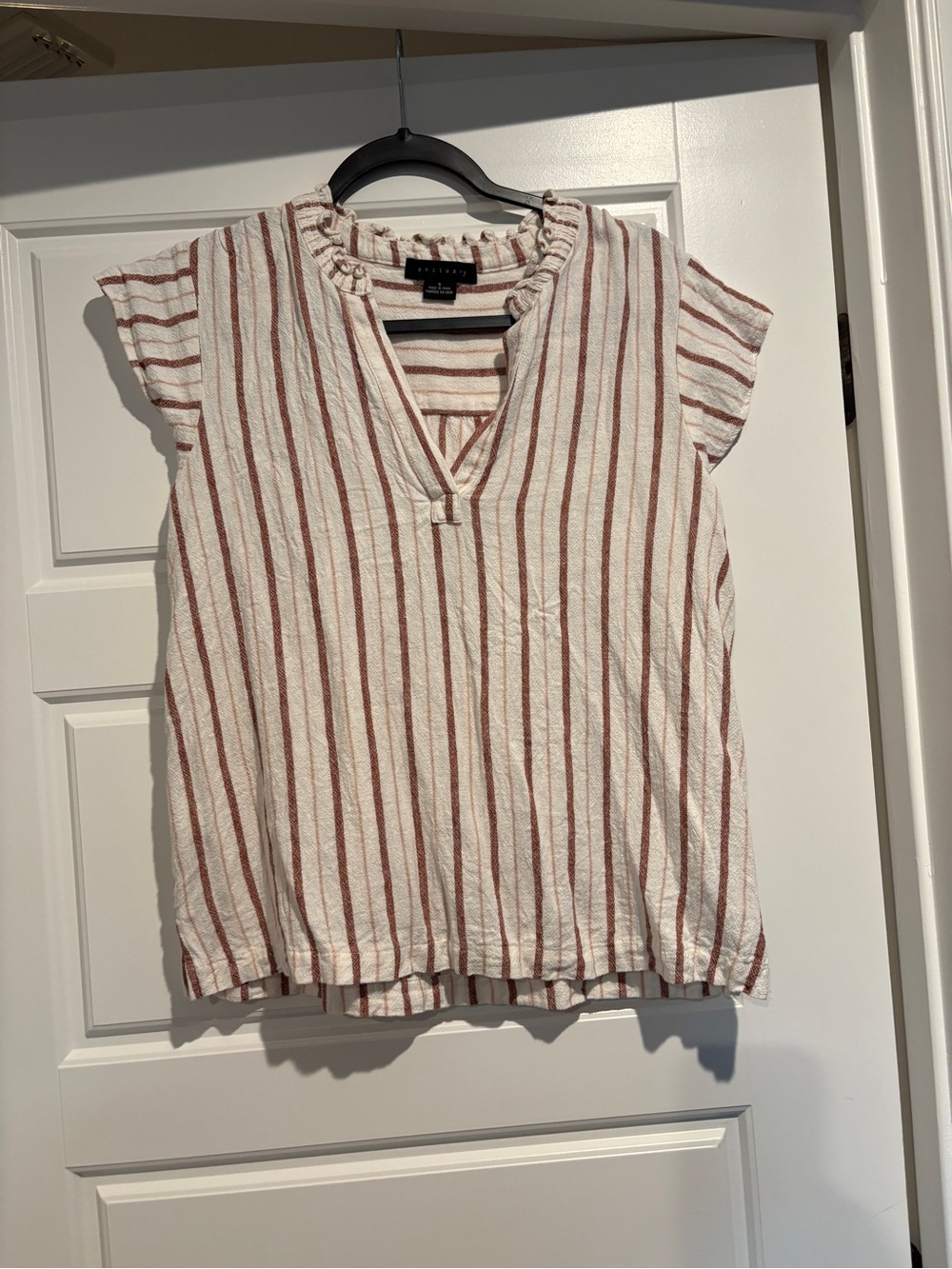 Sanctuary White and Rust-Striped V-Neck Cap Sleeve Linen blend Blouse